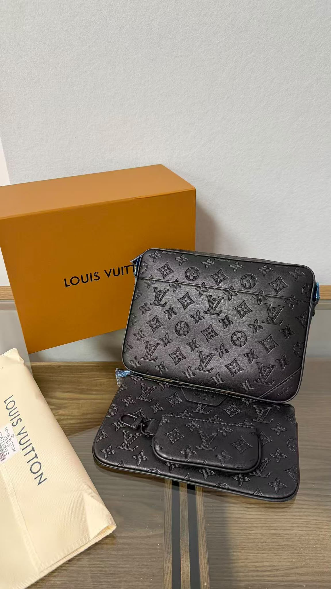 la pochette Louis Vuitton Monogram Eclipse noire